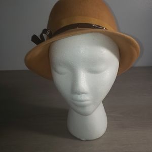 Vintage Peachfelt Henry Pollak New York Gold Cloche Hat With Brown Bow.